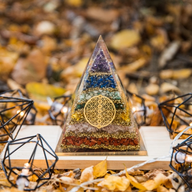 Piramida energetica orgonica Zaina, din pietre semipretioase 7 Chakre cu Simbol Floarea Vietii
