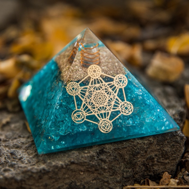 Piramida Orgonica Aqua Stone cu Cristale de Acvamarin, Cuart si Spirala Vibrationala de Cupru, Simbol Cubul lui Metatron
