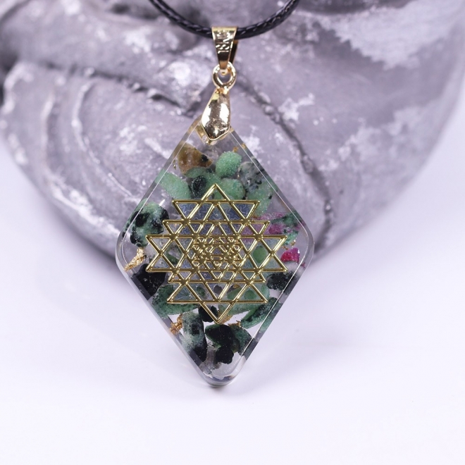 Medalion orgonic cristal Epidot, Vandana, cu simbol SriYantra | Ezera.ro