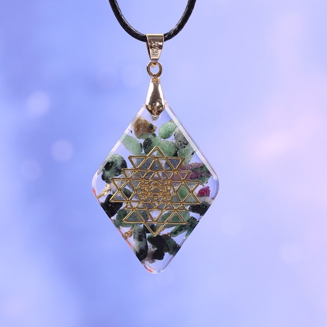 Medalion orgonic cristal Epidot, Vandana, cu simbol SriYantra | Ezera.ro