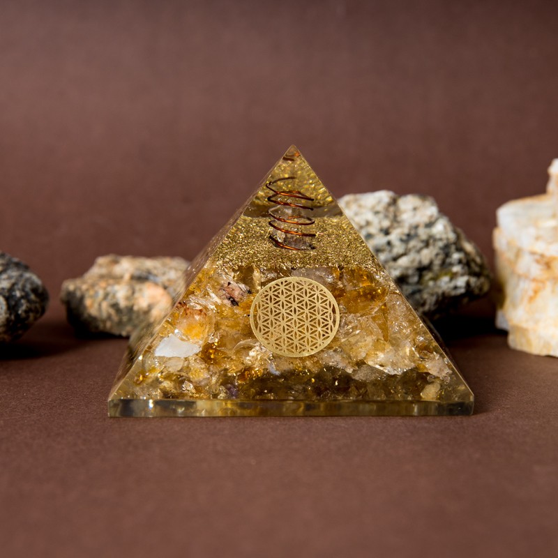 Piramida abundentei Orgonit, Drava, din pietre semipretioase de Citrin, cu simbol Floarea Vietii si Varf de Cristal Vibrational
