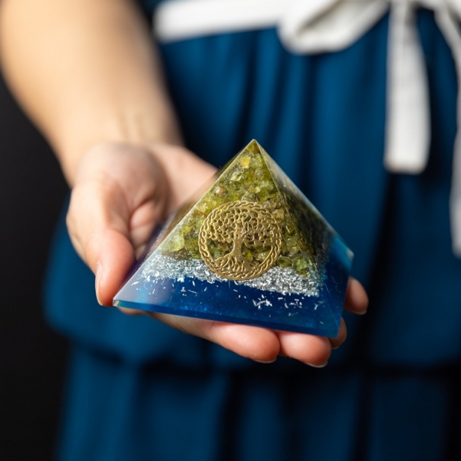 Piramida orgonica Debbie din cristale de Peridot cu simbol Copacul Vietii