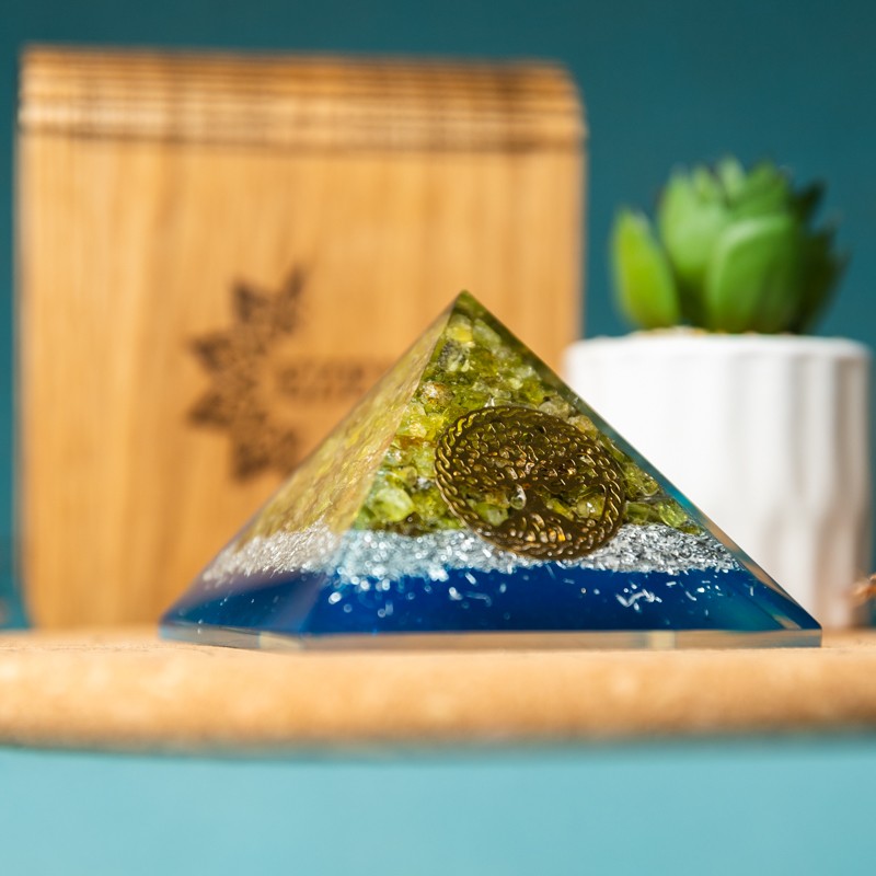 Piramida orgonica Debbie din cristale de Peridot cu simbol Copacul Vietii