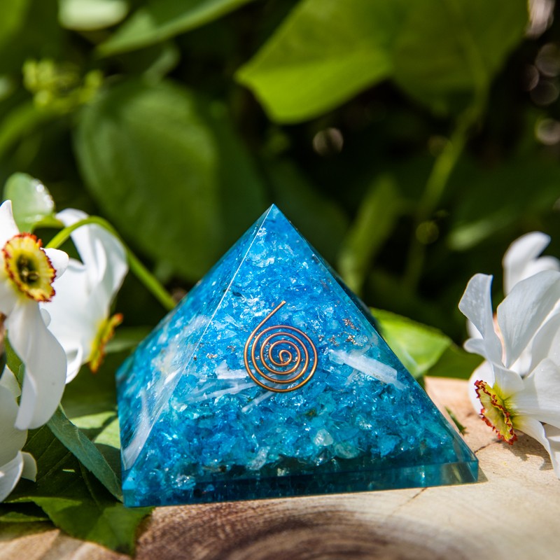 Piramida Orgonica Azurite din Cristale de Acvamarin, Cuart Alb, Praf de Cupru si Spirala Vibrationala de Cupru