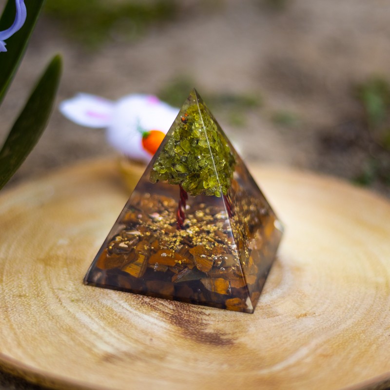 Piramida Orgonica Copacel cu cristale de Peridot si Ochi de Tigru