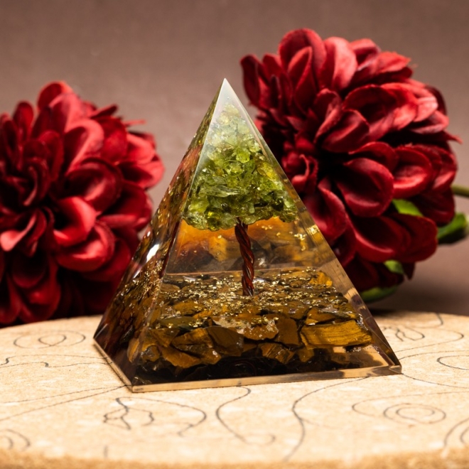 1_Piramida Orgonica Copacel cu cristale de Peridot si Ochi de Tigru