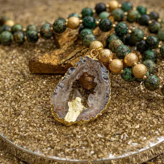 Colier Mala Raya margele naturale de Turcoaz African cu Pandantiv Cristale Agat Druzy cu insertie Cristal Cuart, placat cu aur