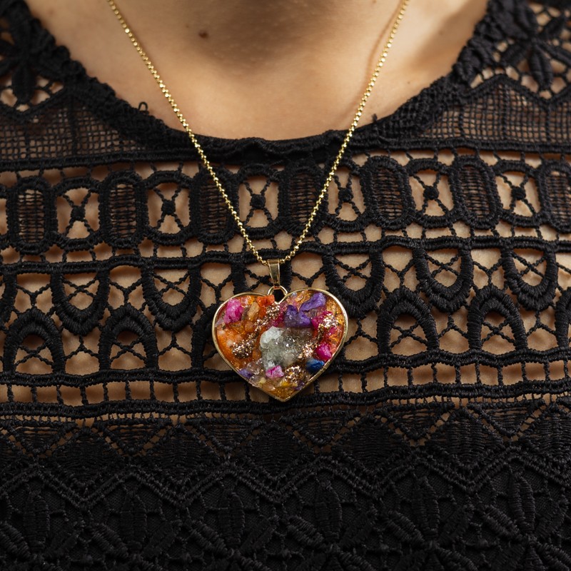 Colier multicolor cu pandantiv inima, Madee, cu pietre semipretioase druzy aplicate, placat cu aur de 18K.