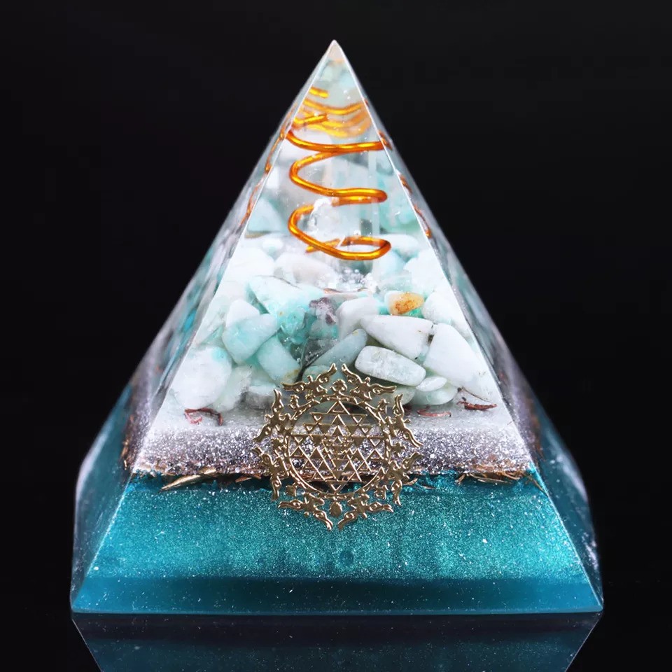 Piramida Orgonica Sunita cu cristale de Amazonit si varf vibrational de cuart