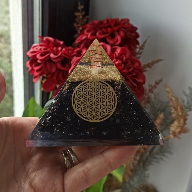Piramida orgonica cu cristale de Shungit si cristal de cuart vibrational cu simbol Floarea Vietii