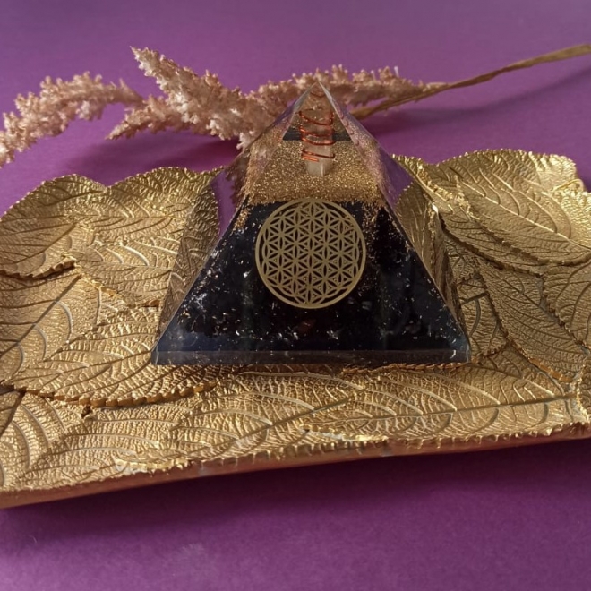 Piramida orgonica cu cristale de Shungit si cristal de cuart vibrational cu simbol Floarea Vietii
