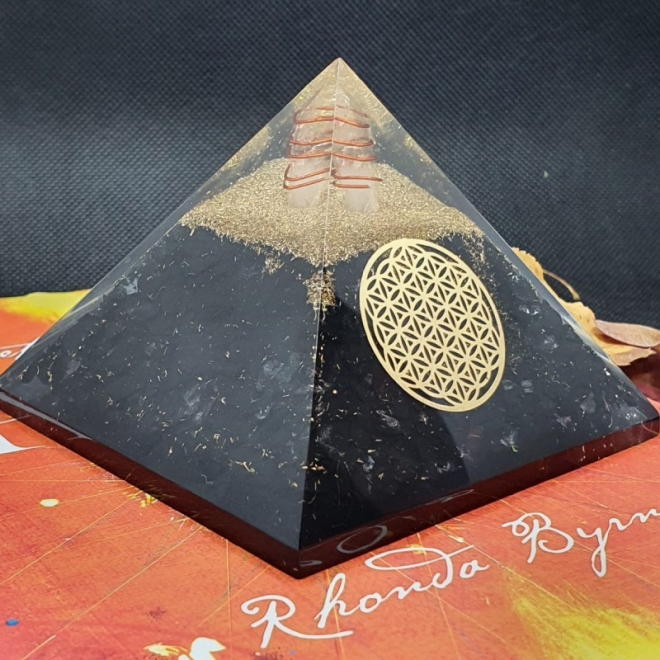 Piramida orgonica cu cristale de Shungit