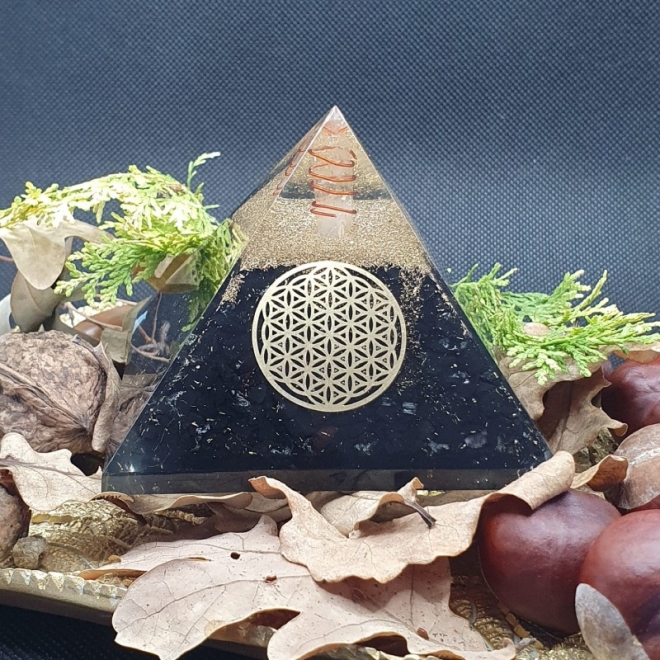 Piramida orgonica cu cristale de Shungit