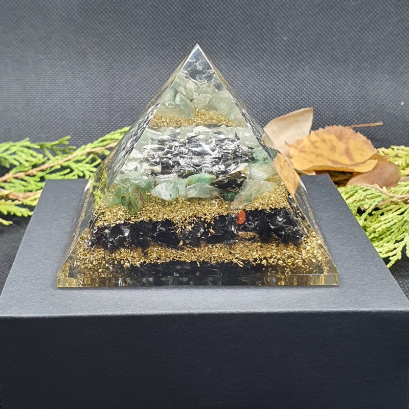 Piramida Orgonica Nailah cu Cristal de Obsidian, Cuart Verde si Foite de Cupru, Pentru Protectie Electromagnetica