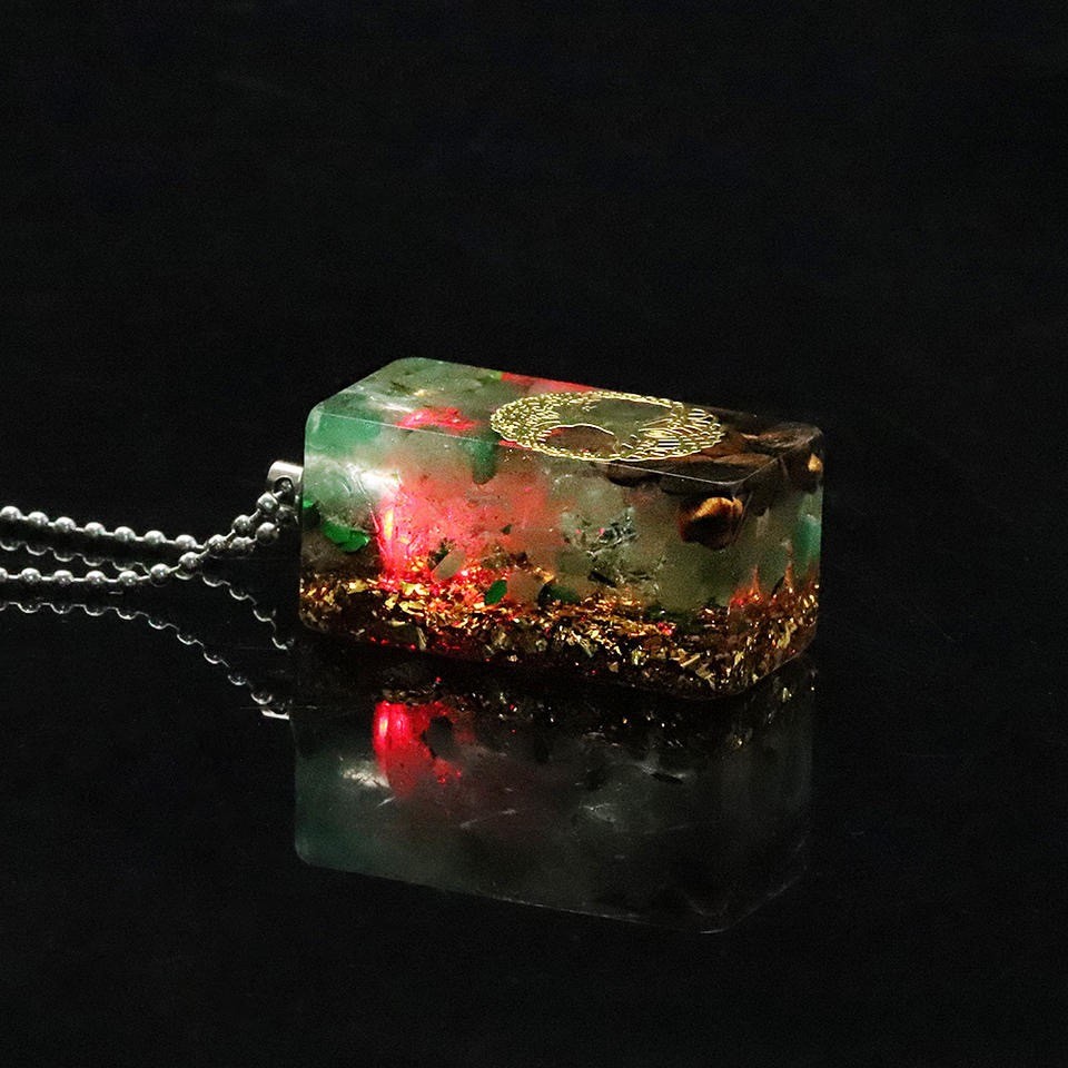 Pandantiv orgonic Ronan cu Lumina Led, din cristale de Ochi de Tigru si Cuart Verde cu simbol Copacul Vietii