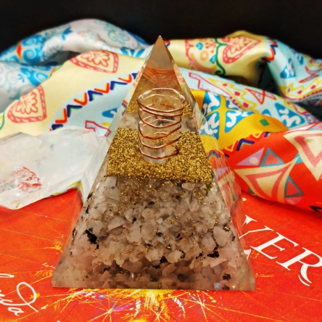 Piramida orgonica cu cristale Moonstone Rainbow pentru regasirea echilibrului, a starii de calm si relaxare