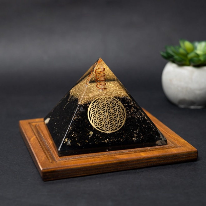 Piramida orgonica din Shungit cu floarea vietii