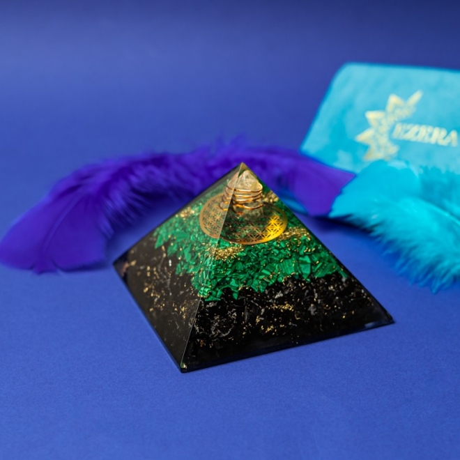 Piramida orgonica pentru protectie energetica Nera, cu cristale de Malachit si Turmalina