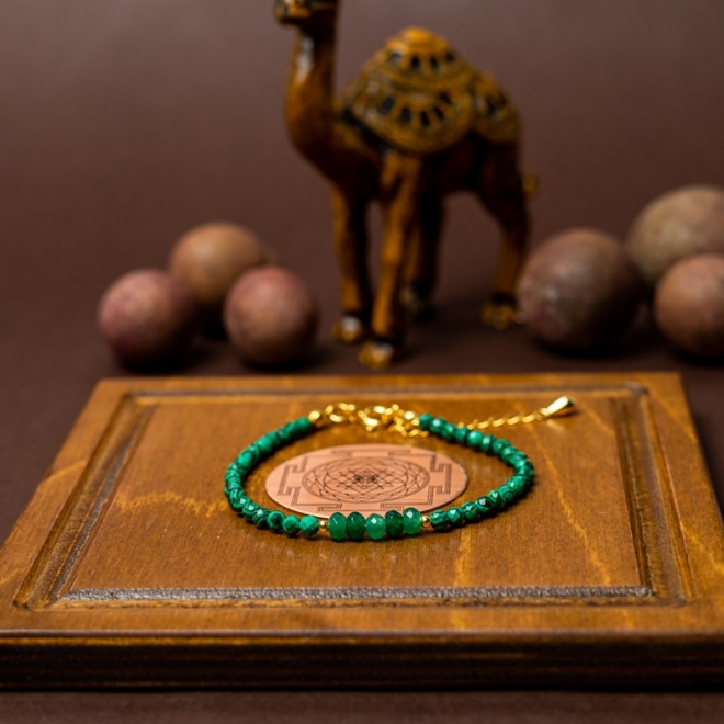 Bratara dama Vishal din pietre naturale de Malachit si Jad Verde cu sistem de inchidere din argint 925 placat cu aur 14K