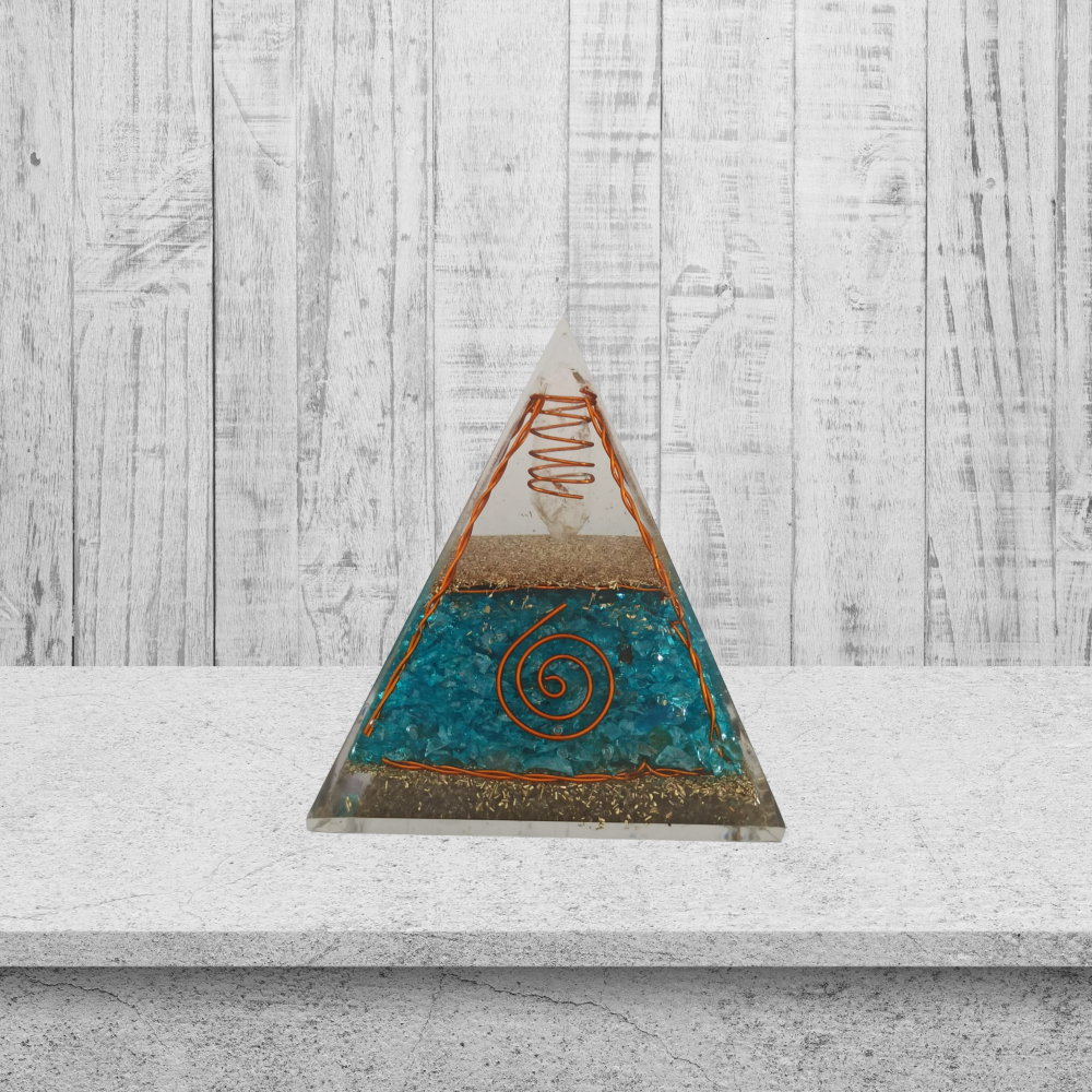 Piramida orgonica Freida din cristale de Apatit cu varf de cuart si spirale de cupru