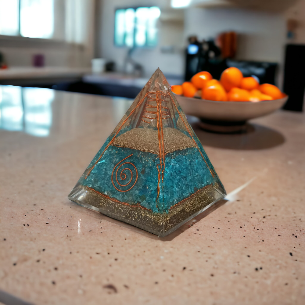 Piramida orgonica Freida din cristale de Apatit cu varf de cuart si spirale de cupru
