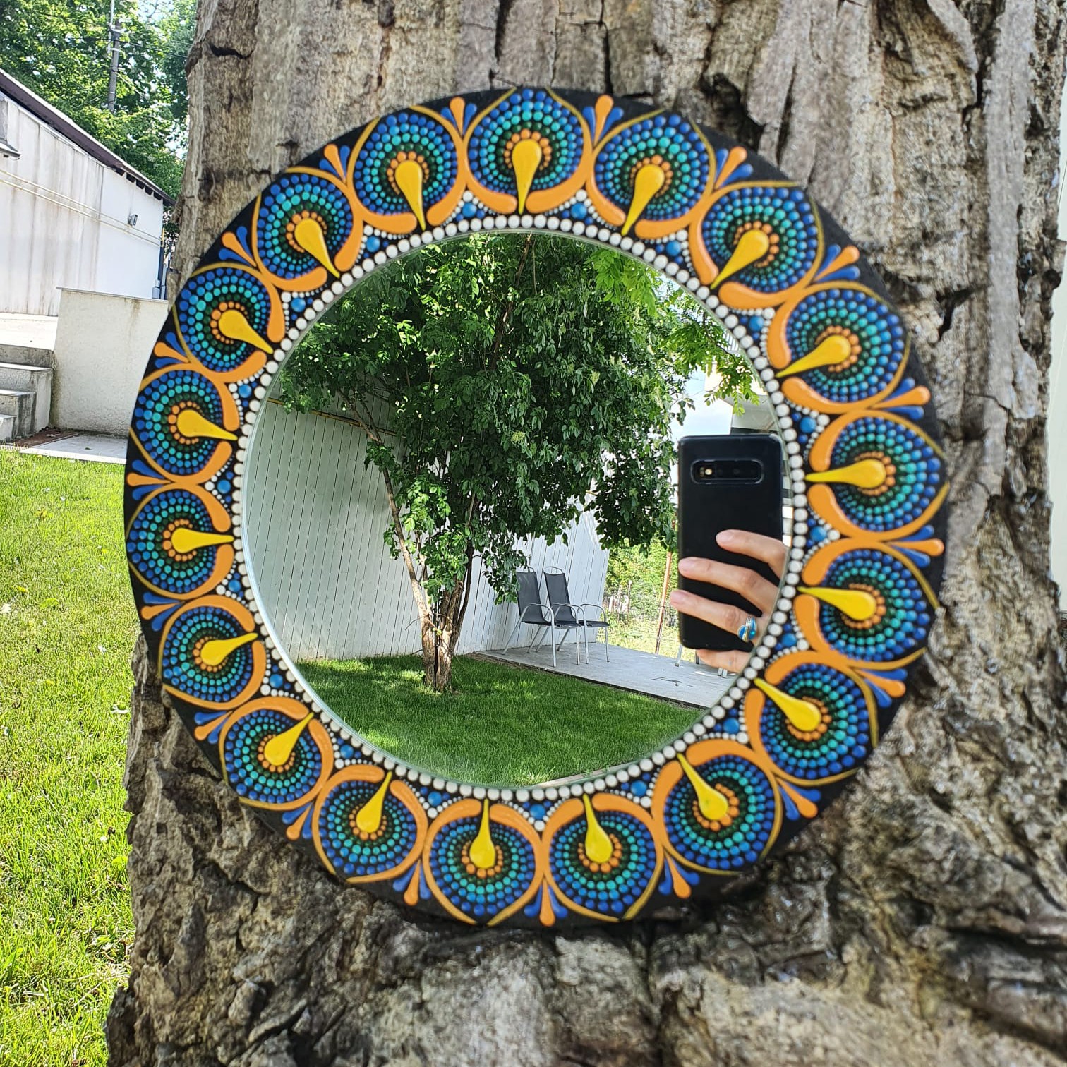 Tablou mandala pictat in tehnica punctului cu oglinda- 30 cm