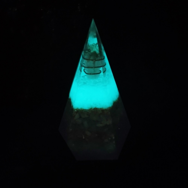 Piramida Orgonica Avi cu cristale de Amazonit, piatra luminoasa si cupru