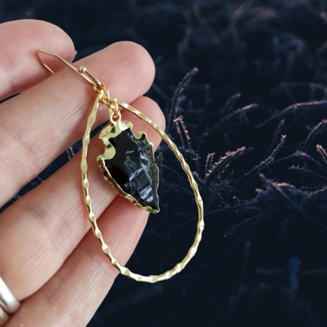 Cercei rotunzi Sari cu Obsidian in forma de sageata ❤️