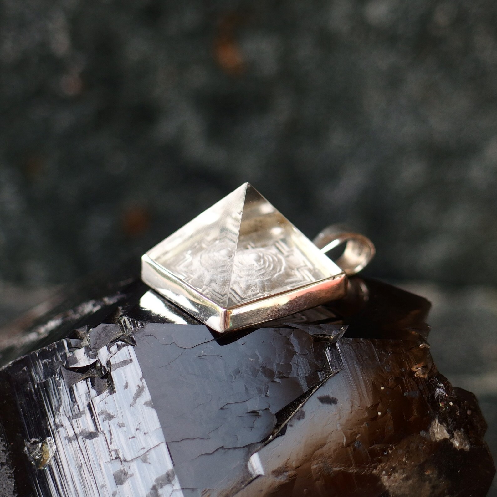 Pandantiv piramida din cristal Meru cu simbol Sri Yantra, sculptata manual, din argint