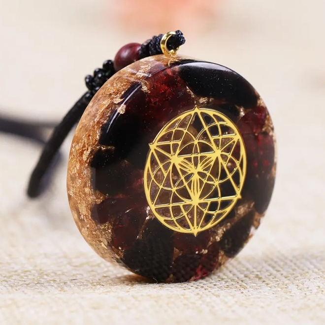 Pandantiv orgonit Kabir din cristale de granat si obsidian cu simbol Samanta vietii