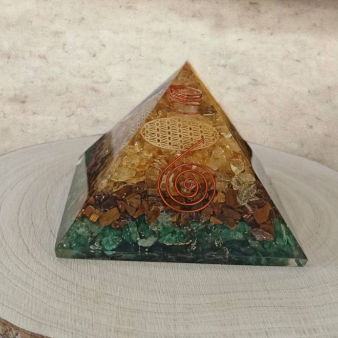 Piramida orgonica Mohan cu cristale de Aventurin, Ochi de Tigru si Citrin cu simbol Floarea Vietii si spirala de cupru.