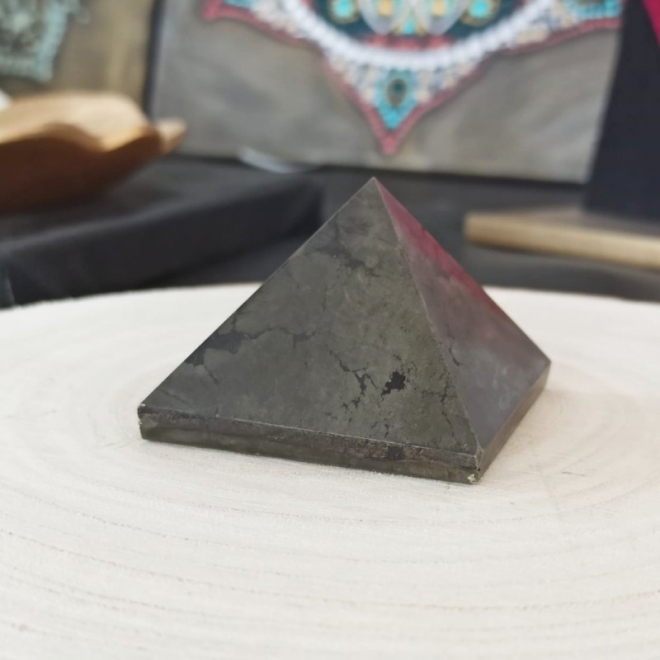 Piramida Pirita, magnetizeaza abundenta si protejeaza spiritul de influentele negative, baza de aproximativ 5 cm