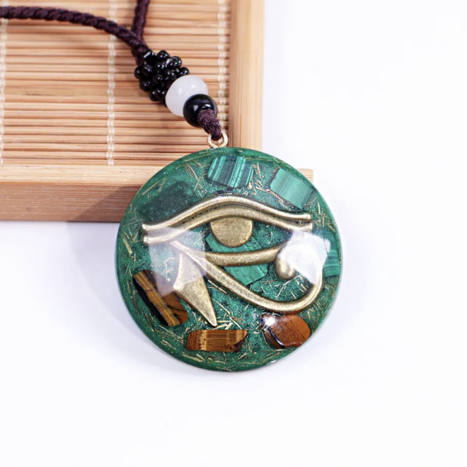 Pandantiv Orgonic pentru femei si barbati din cristale de Malachit si Ochi de Tigru cu simbol Ochiul lui Horus