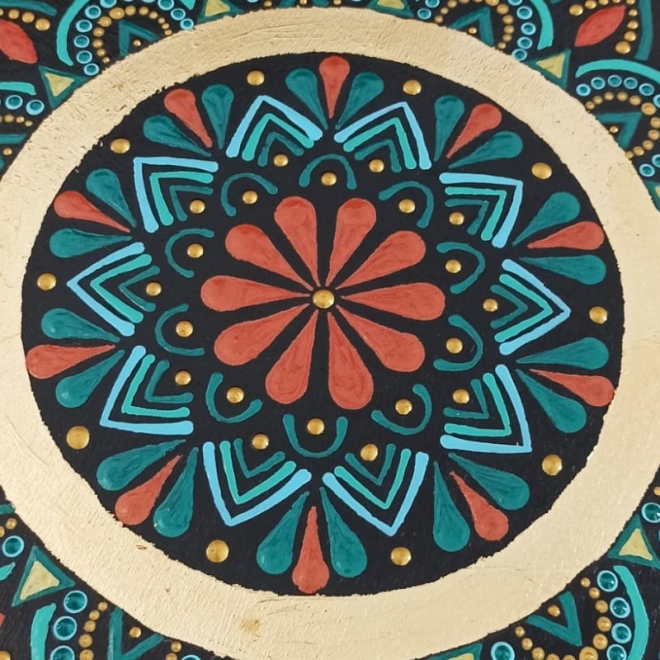 Pictura mandala realizata cu culori acrilice pe suport de lemn, 30 cm