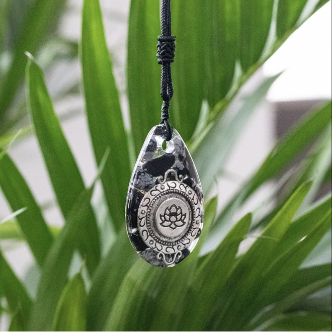 Pandantiv Orgonic din cristale de Obsidian Fulg de Nea - Bijuterie Energetica cu simbol Lotus pentru Meditatie