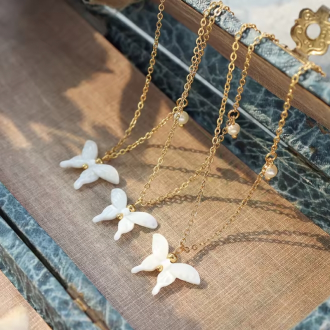 Colier cu pandantiv Fluture din sidef de perle din otel inoxidabil placat cu aur de 18K